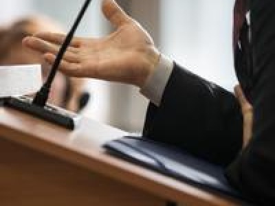 Şəxs cinayətdə ittiham olunan yaxın qohumunun əleyhinə ifadə verməyə məcburdurmu?